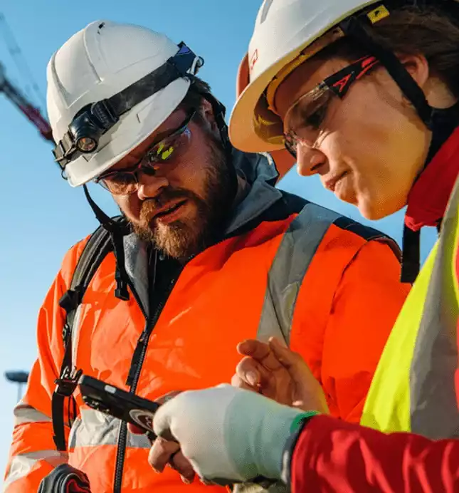 Équipe de rénovation en Saône-et-Loire travaillant sur un projet à Chalon-sur-Saône, spécialisée en travaux de rénovation et d’aménagement.